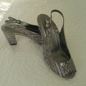 Nwot Essence by Aetrex Size 9 1/2 Shoes